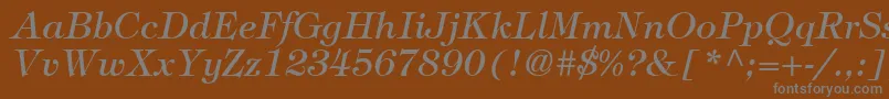 ItcTiffanyLtMediumItalic-fontti – harmaat kirjasimet ruskealla taustalla