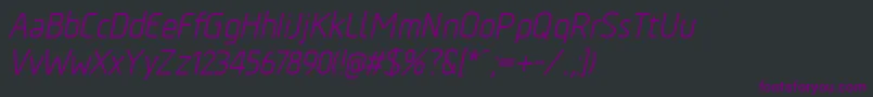 Czcionka TadaoItalic – fioletowe czcionki na czarnym tle