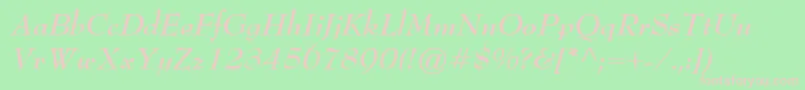 BernhardModernBoldItalic-fontti – vaaleanpunaiset fontit vihreällä taustalla