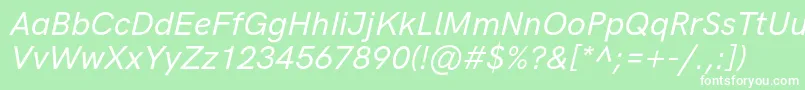 HkgroteskMediumlegacyitalic-fontti – valkoiset fontit vihreällä taustalla
