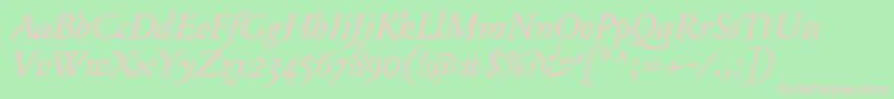 JannonTModerneProItalic-fontti – vaaleanpunaiset fontit vihreällä taustalla