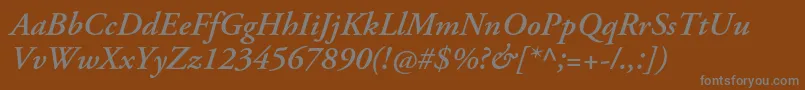 AgaramondproSemibolditalic-fontti – harmaat kirjasimet ruskealla taustalla