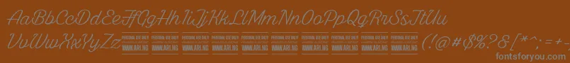 Więcej informacji o czcionce WhitelarchPersonalUse Czcionka WhitelarchPersonalUse – szare czcionki na brązowym tle