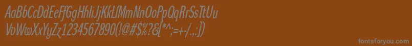 DynagroteskrxcItalic-fontti – harmaat kirjasimet ruskealla taustalla