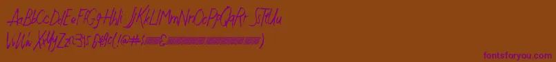 Czcionka Justwritedt – fioletowe czcionki na brązowym tle
