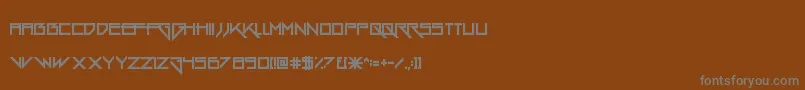 GangWolfik-fontti – harmaat kirjasimet ruskealla taustalla