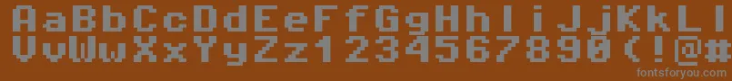 fuente Pixeloperatormono8Bold – Fuentes Grises Sobre Fondo Marrón