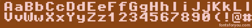 Pixeloperatormono8Bold-fontti – vaaleanpunaiset fontit ruskealla taustalla