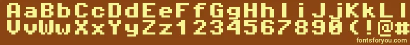 Pixeloperatormono8Bold-fontti – keltaiset fontit ruskealla taustalla