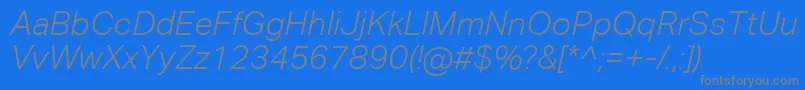 フォントAktivgroteskcorpLightitalic – 青い背景に灰色の文字