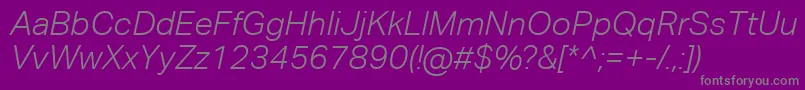 AktivgroteskcorpLightitalic-fontti – harmaat kirjasimet violetilla taustalla