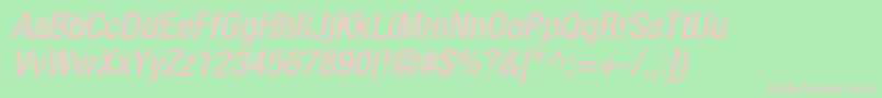 HelveticaLt67MediumCondensedOblique-fontti – vaaleanpunaiset fontit vihreällä taustalla