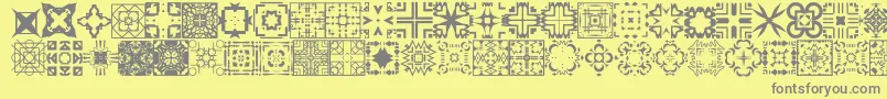 FontcoDesigns1-fontti – harmaat kirjasimet keltaisella taustalla