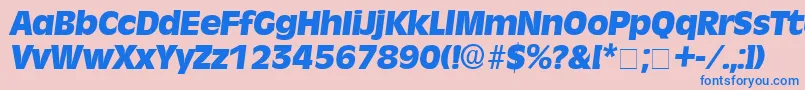 MisceDisplaySsiItalic-fontti – siniset fontit vaaleanpunaisella taustalla