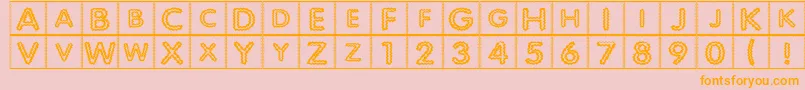 QuiltedIndian-fontti – oranssit fontit vaaleanpunaisella taustalla