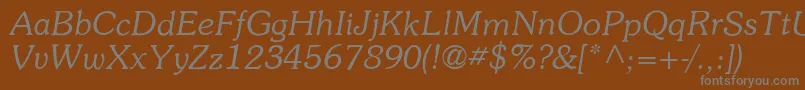 Fonte ItcSouvenirLtLightItalic – fontes cinzas em um fundo marrom