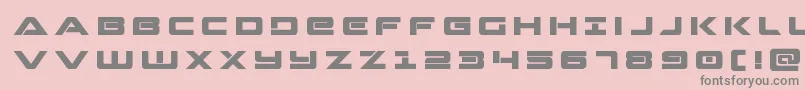 Strikelordtitle-fontti – harmaat kirjasimet vaaleanpunaisella taustalla
