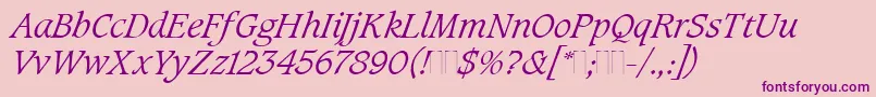 CaxtonLightItalicPlain-Schriftart – Violette Schriften auf rosa Hintergrund