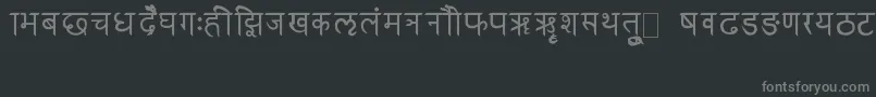 フォントRkSanskrit – 黒い背景に灰色の文字