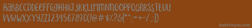 SakraRegular-Schriftart – Graue Schriften auf braunem Hintergrund