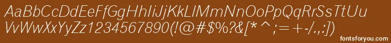 Gothic720LightItalicBt-Schriftart – Weiße Schriften auf braunem Hintergrund