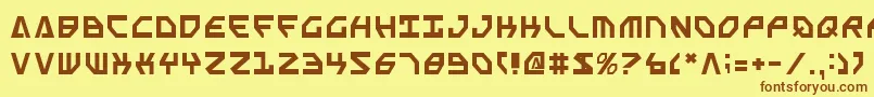 フォントScarabScript – 茶色の文字が黄色の背景にあります。