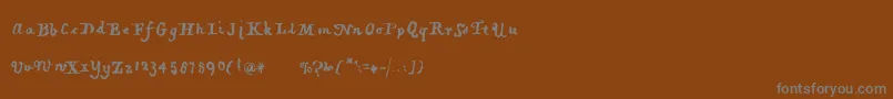 フォントPiratiquavertical – 茶色の背景に灰色の文字