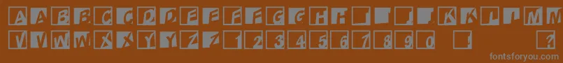 AbclogosxyzcrazyOblique-fontti – harmaat kirjasimet ruskealla taustalla
