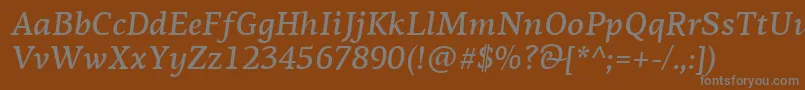 PfagoraserifproMediumitalic-fontti – harmaat kirjasimet ruskealla taustalla