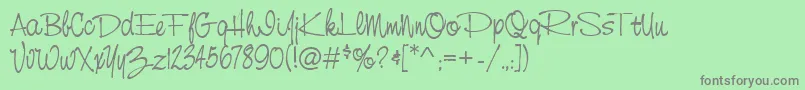 CasualRegular-fontti – harmaat kirjasimet vihreällä taustalla