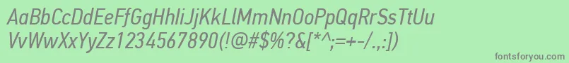 PfdintextcondproItalic-fontti – harmaat kirjasimet vihreällä taustalla