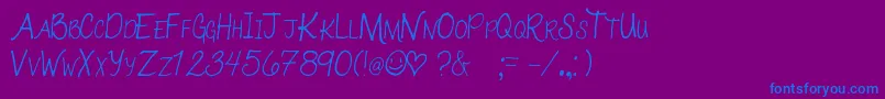 Fonte 003KatieCaps – fontes azuis em um fundo violeta