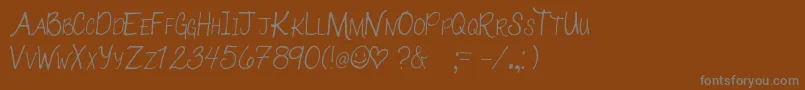 フォント003KatieCaps – 茶色の背景に灰色の文字