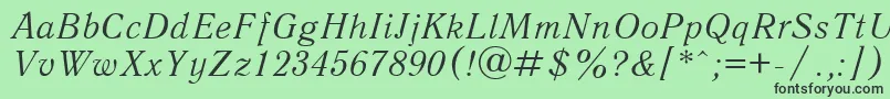 Czcionka QuantantiquacItalic – czarne czcionki na zielonym tle