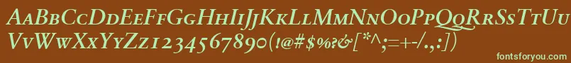 フォントSabonnextLtDemiItalicSmallCaps – 緑色の文字が茶色の背景にあります。