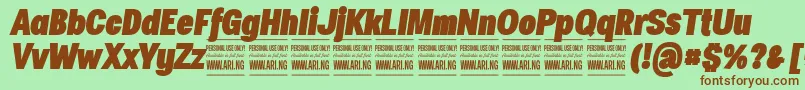 SpecifypersonalConblackitalic-fontti – ruskeat fontit vihreällä taustalla