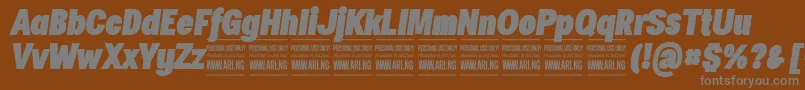SpecifypersonalConblackitalic-fontti – harmaat kirjasimet ruskealla taustalla