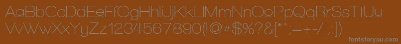 WalkwayUpperSemibold-fontti – harmaat kirjasimet ruskealla taustalla
