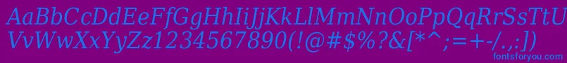 DejavuSerifItalicCondensed-fontti – siniset fontit violetilla taustalla