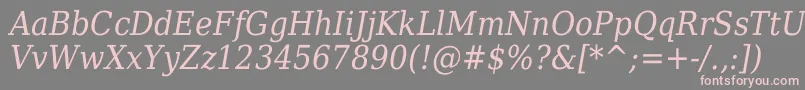 DejavuSerifItalicCondensed-fontti – vaaleanpunaiset fontit harmaalla taustalla