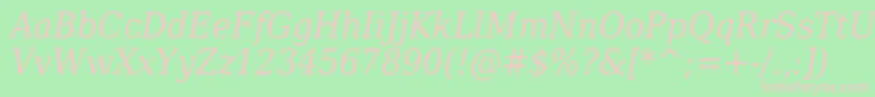 DejavuSerifItalicCondensed-fontti – vaaleanpunaiset fontit vihreällä taustalla