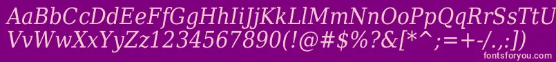 DejavuSerifItalicCondensed-Schriftart – Rosa Schriften auf violettem Hintergrund