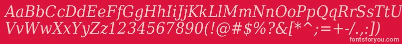 DejavuSerifItalicCondensed-fontti – vaaleanpunaiset fontit punaisella taustalla