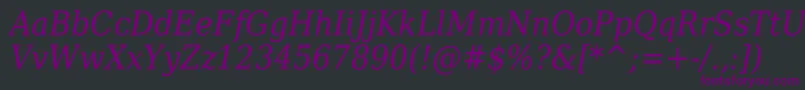 DejavuSerifItalicCondensed-fontti – violetit fontit mustalla taustalla