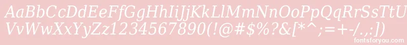 DejavuSerifItalicCondensed-fontti – valkoiset fontit vaaleanpunaisella taustalla