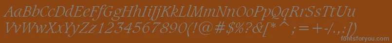 CaxtonLightItalicBt-fontti – harmaat kirjasimet ruskealla taustalla