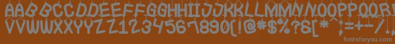 フォントLaQueCuelgaSt – 茶色の背景に灰色の文字