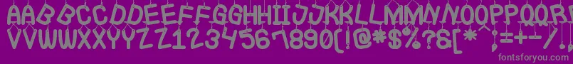 フォントLaQueCuelgaSt – 紫の背景に灰色の文字