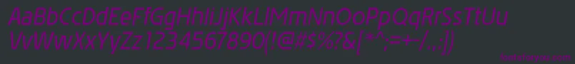 Czcionka AffluentrgItalic – fioletowe czcionki na czarnym tle