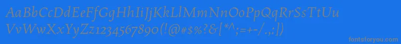 MaiolaproItalic-fontti – harmaat kirjasimet sinisellä taustalla